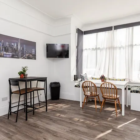 Dove Court Travel 6 - Floor Double Bedroom *