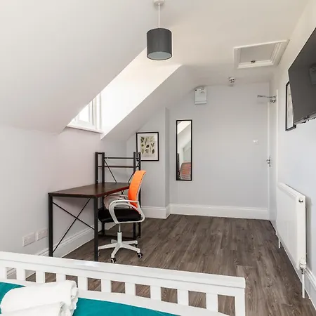 Dove Court Travel 6 - Floor Double Bedroom Guest house *