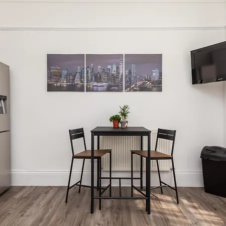Dove Court Travel 6 - Floor Double Bedroom *