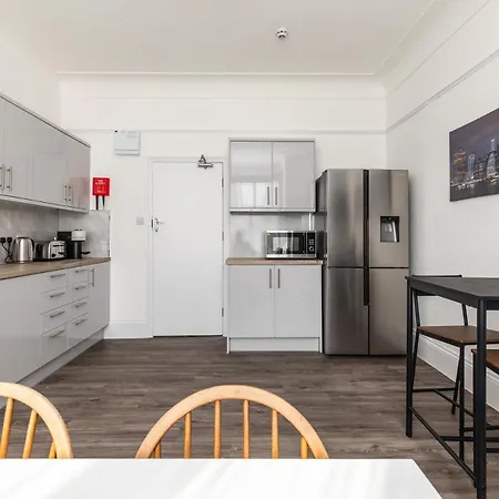 Dove Court Travel 6 - Floor Double Bedroom