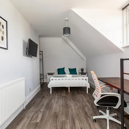 Guest house Dove Court Travel 6 - Floor Double Bedroom