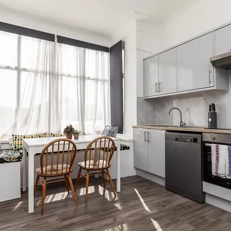 Dove Court Travel 6 - Floor Double Bedroom Guest house *