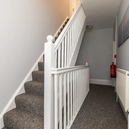 Dove Court Travel 6 - Floor Double Bedroom *