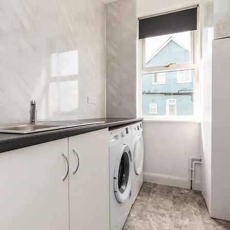 Dove Court Travel 6 - Floor Double Bedroom Almondsbury